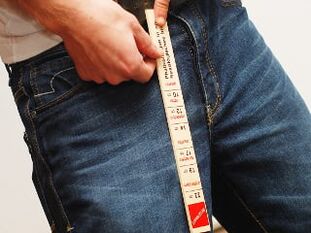 Homme mesurant la longueur du pénis