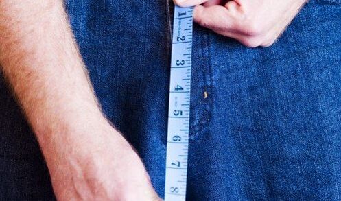 L'homme mesure la longueur du pénis