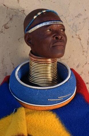 Anneaux pour tendre le cou d'un homme d'une tribu africaine