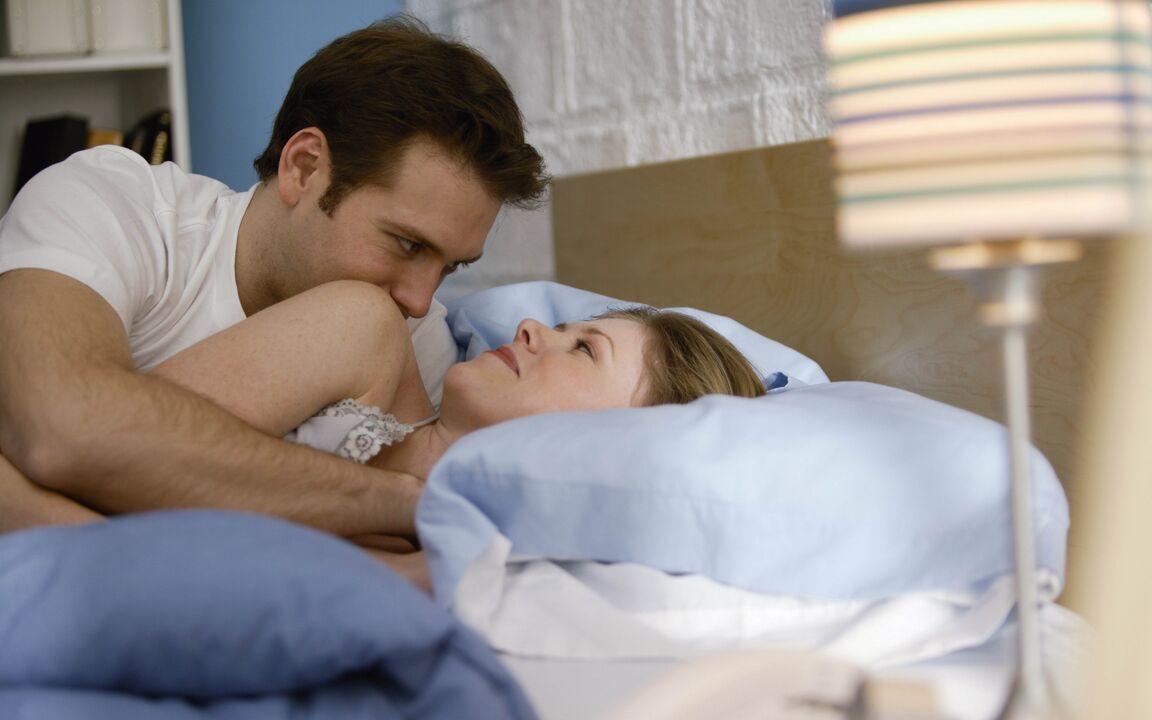 femme au lit avec un homme avec agrandissement du pénis