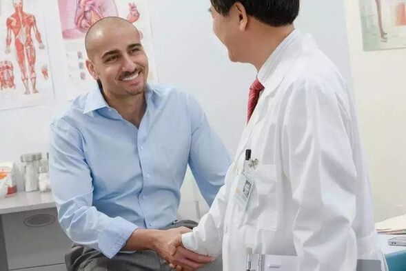 le patient remercie le médecin pour l'opération d'agrandissement du pénis